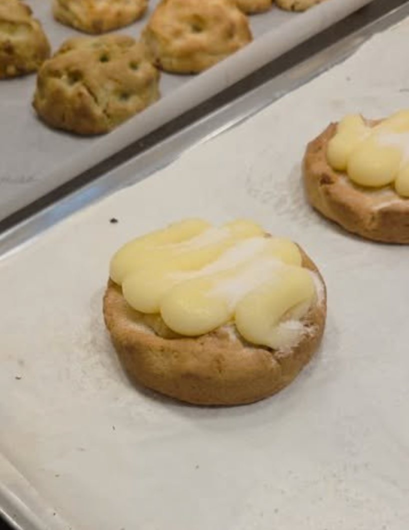 Cookie gourmet rellena recién horneada